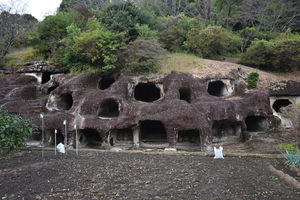 The "hundred caves" of Nagaoka.